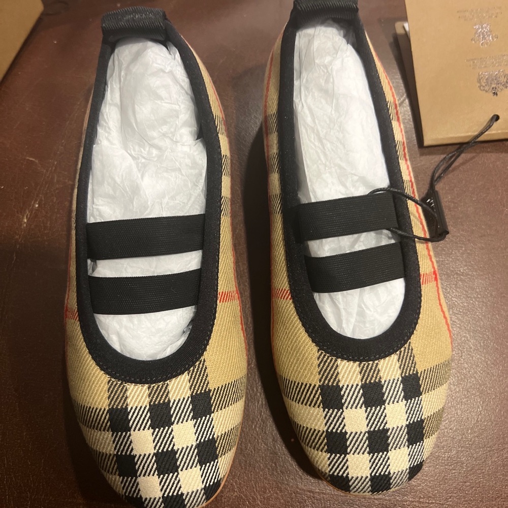 Burberry kids ballet shoes size 26( 9.5)preowned like new